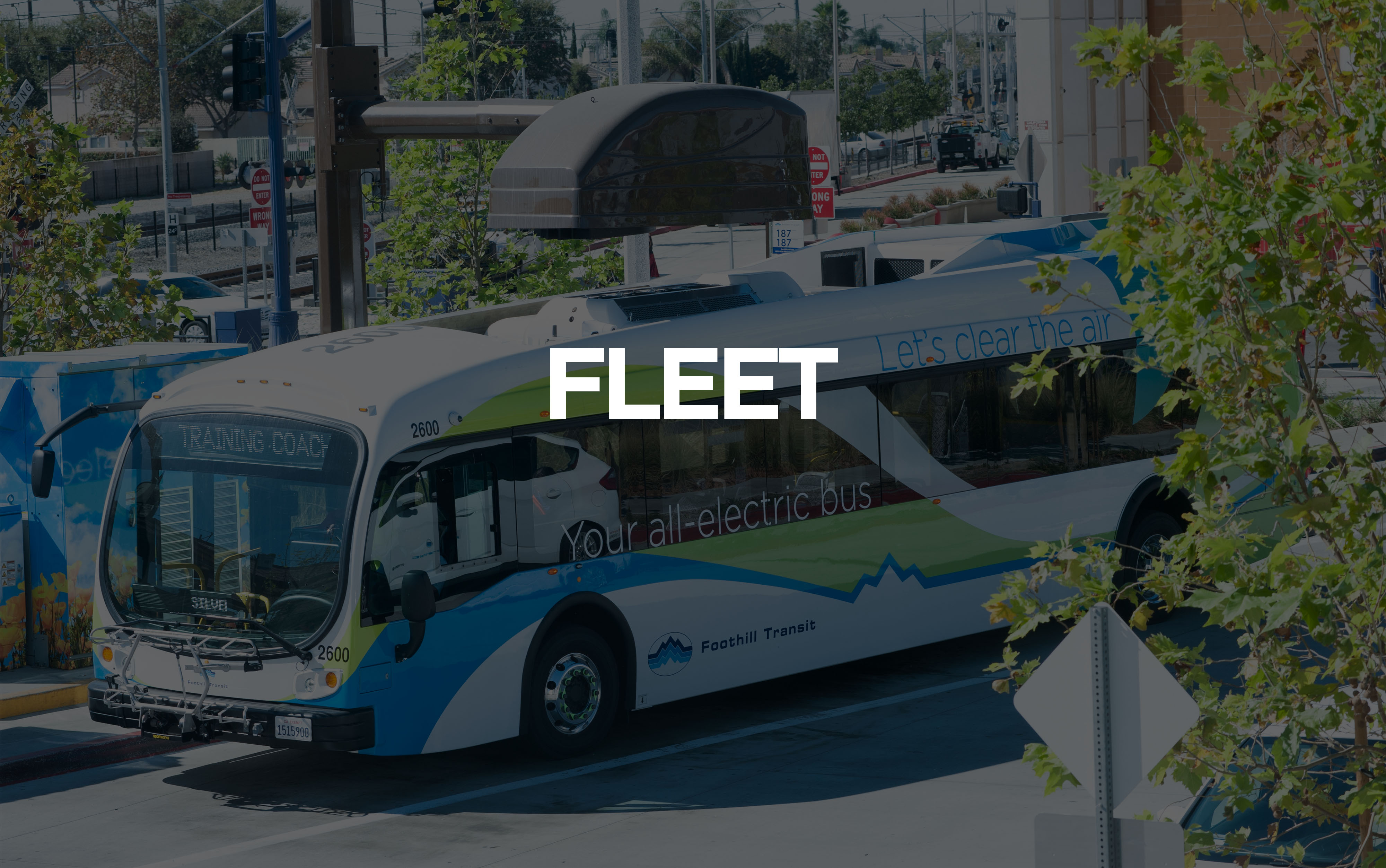 Foothill Bus na may Fleet Text sa Itaas