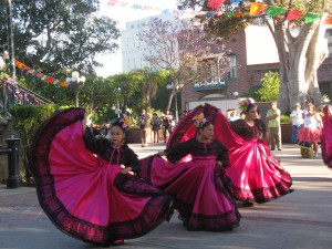 گروه رقص Tierra Blanca در حال اجرا در Plaza Dolores در خیابان اولورا، لس آنجلس. شنبه 19 ژوئن 2010