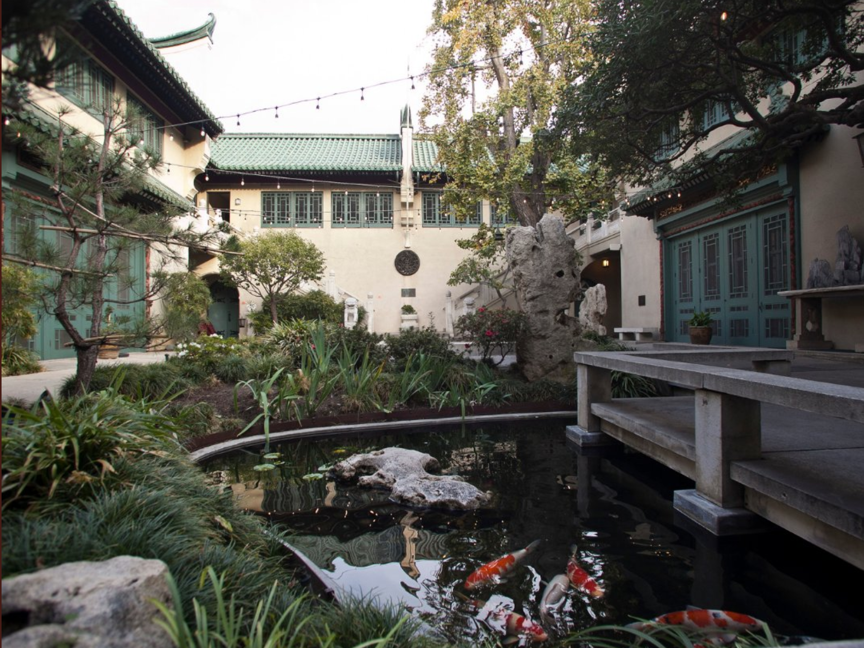 Patio del Museo de Asia Pacífico de la USC