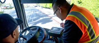 Supervisores inspeccionando un autobús