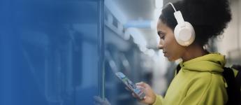 Customer on bus uses Watch app