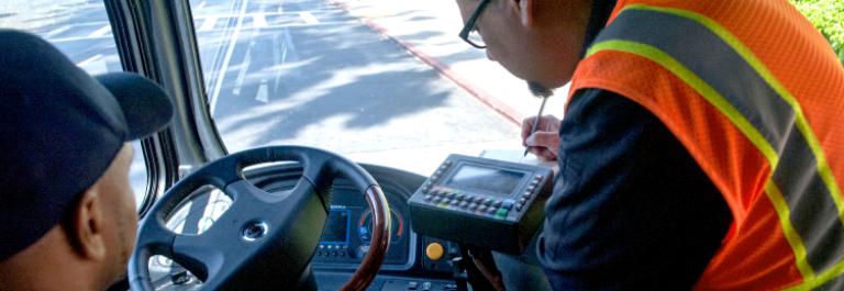 Supervisores inspeccionando un autobús