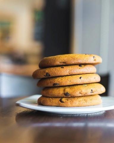 isang stack ng cookies sa isang plato
