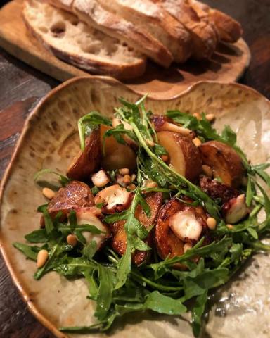 una ensalada de rúcula y champiñones