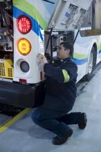 Một thợ máy làm việc trên xe buýt Foothill Transit.